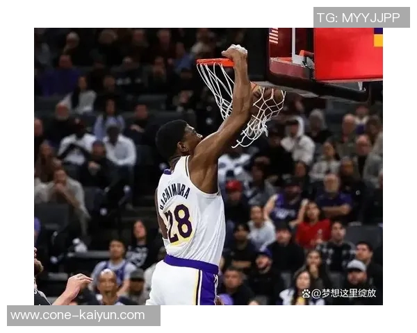 詹姆斯转发拉拉维亚精彩暴扣视频称赞杰克飞跃表现令人惊叹